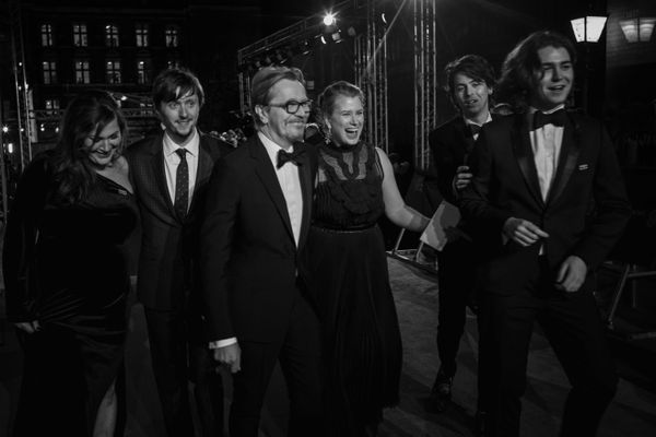 © SARAH LEE - THE BAFTA FILM AWARDS 2018. LONDON. GARY OLDMAN WITH HIS WIFE AND THREE SONS. bafta59.jpg