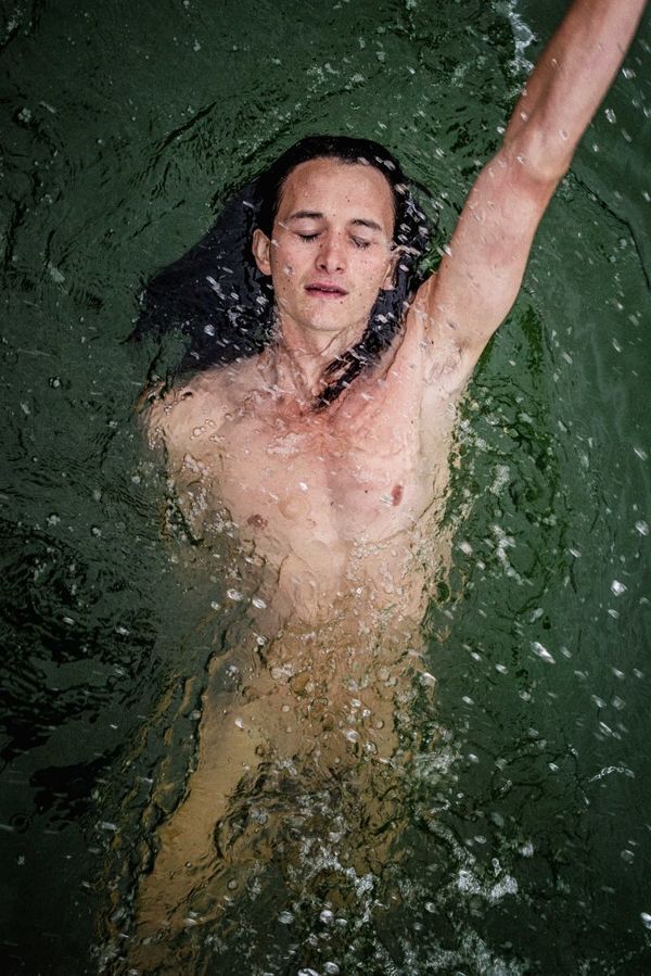 © SARAH LEE - CHARLIE GILMOUR, SHADWELL BASIN, LONDON. SEPTEMBER 2016. 1swim10.jpg