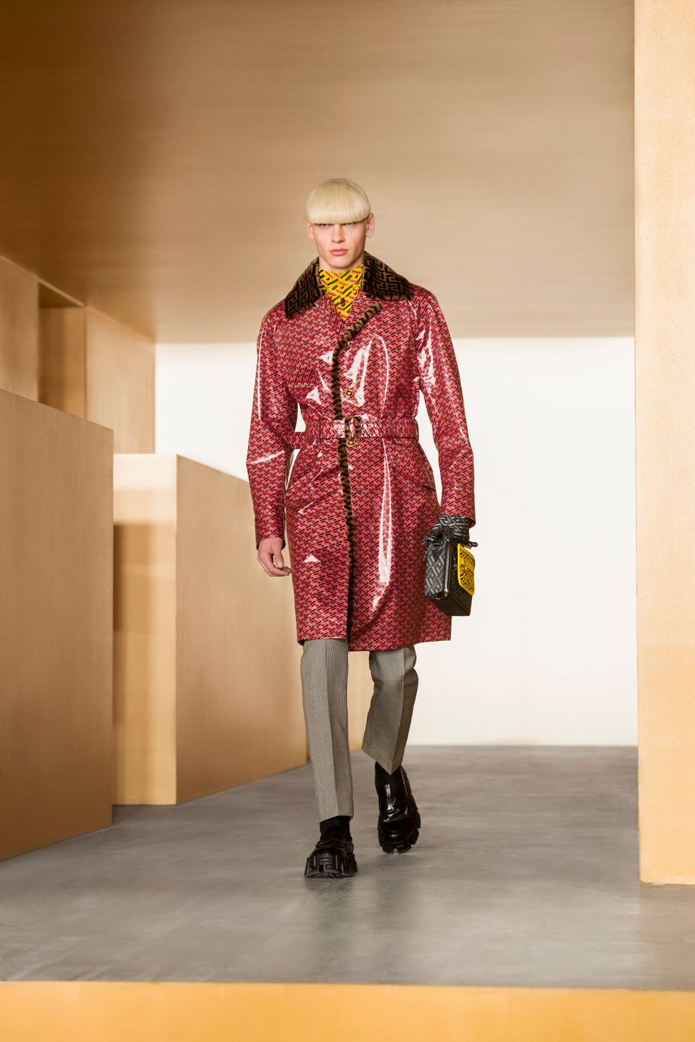VERSACE_FS_FW21_45_FRONT1615221392848.jpg