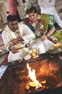 Hindu wedding blessings 22_0_3036_1angievikashindubest95.jpg