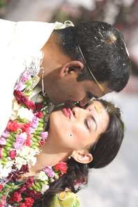 Hindu Wedding kiss 16_0_3027_1angievikashindubest288.jpg