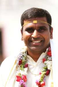 Vikas, our dashing Hindu Groom replete with silk suit. 3_0_3023_1angievikashindubest208_copy.jpg