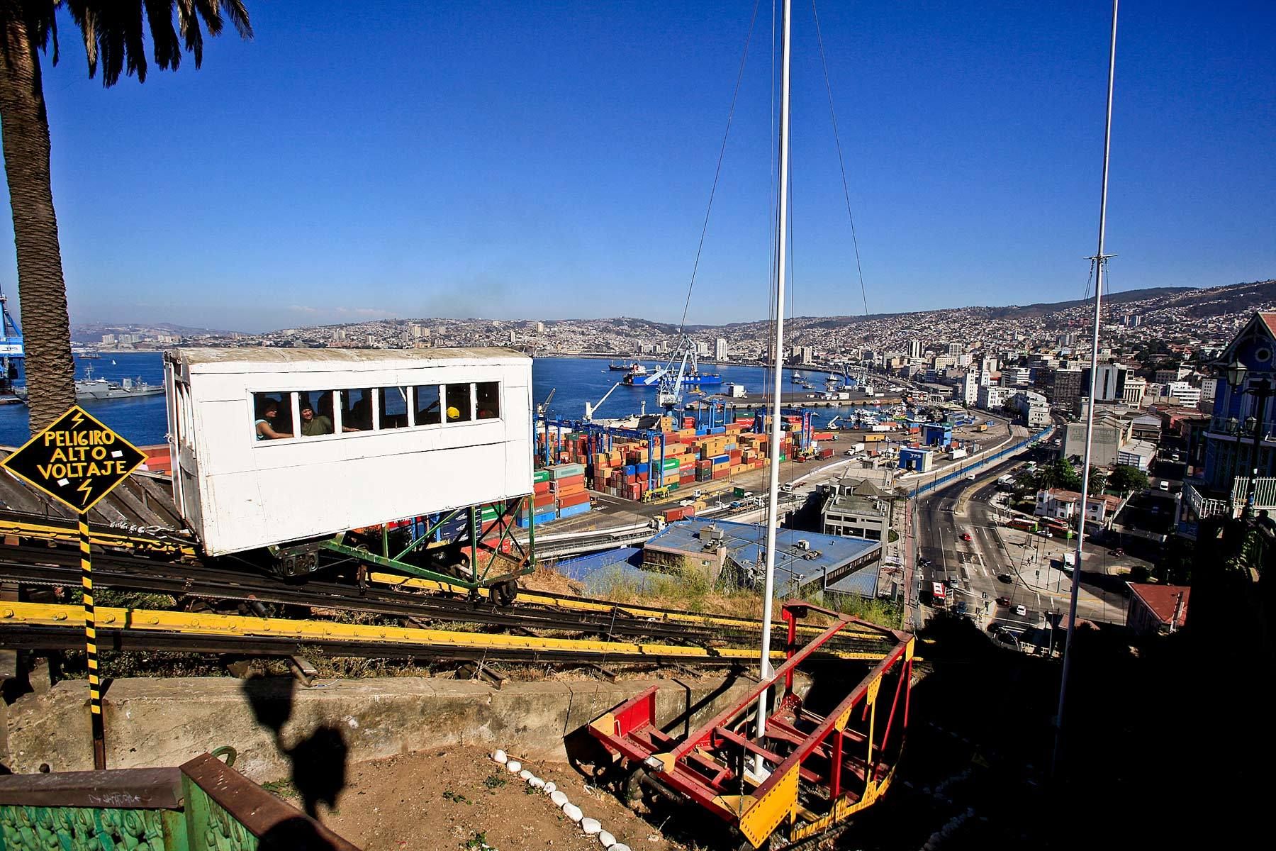 Ascensor ConcepciónFunicular Railway lift up the steep hills of Valparaiso, Chile. Known as "little San Francisco" and the Jewel of the Pacific. Valparaiso, Chile, South America