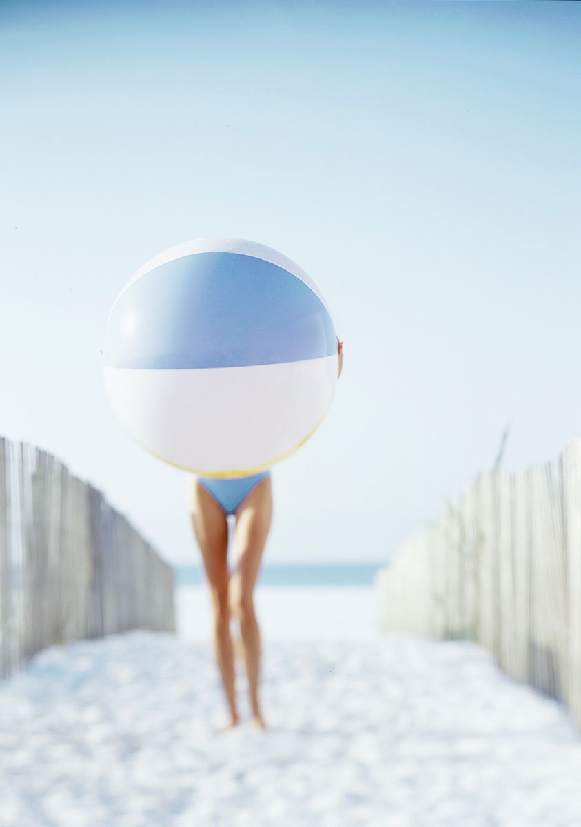 1019_mom_hidding_behind_ball