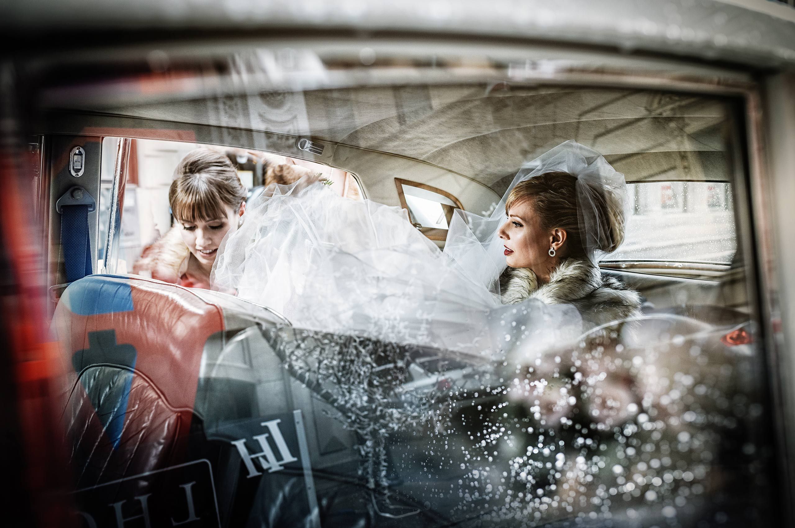 Bride is leaving for ceremony, montreal wedding photographer