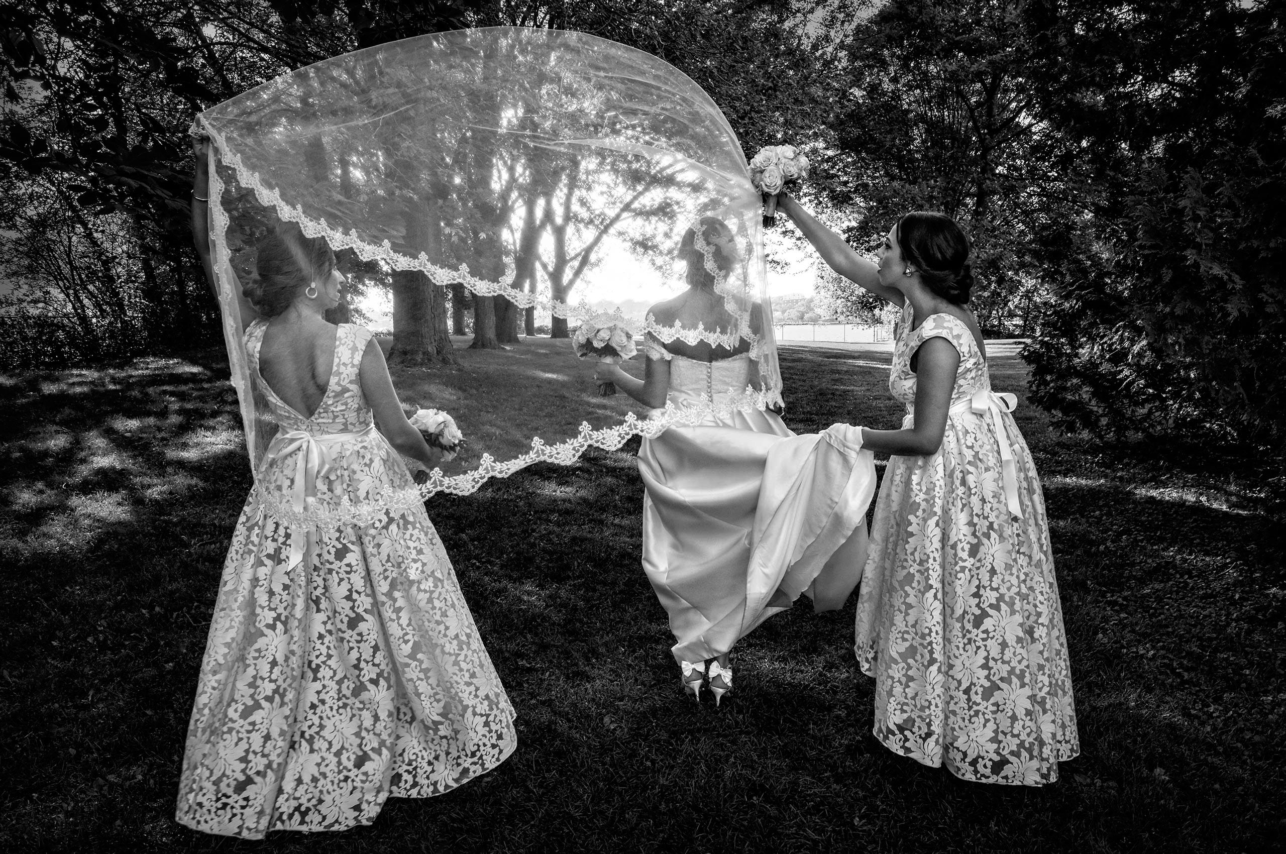 bride-and-her-bridesmaids