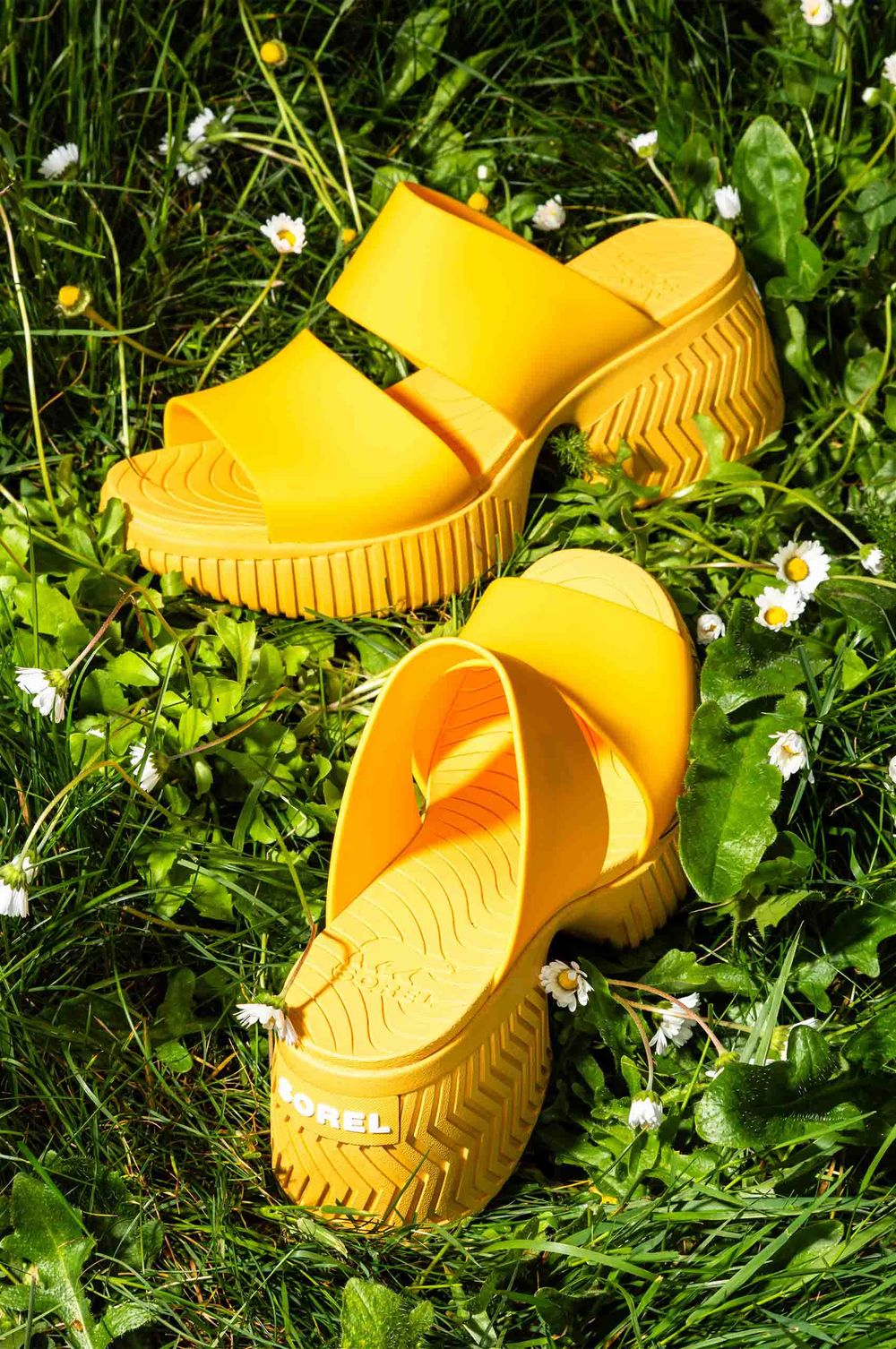 2025_RachelGrunig_AmyJohnson_SummerBackyard_SorelSandals.jpg