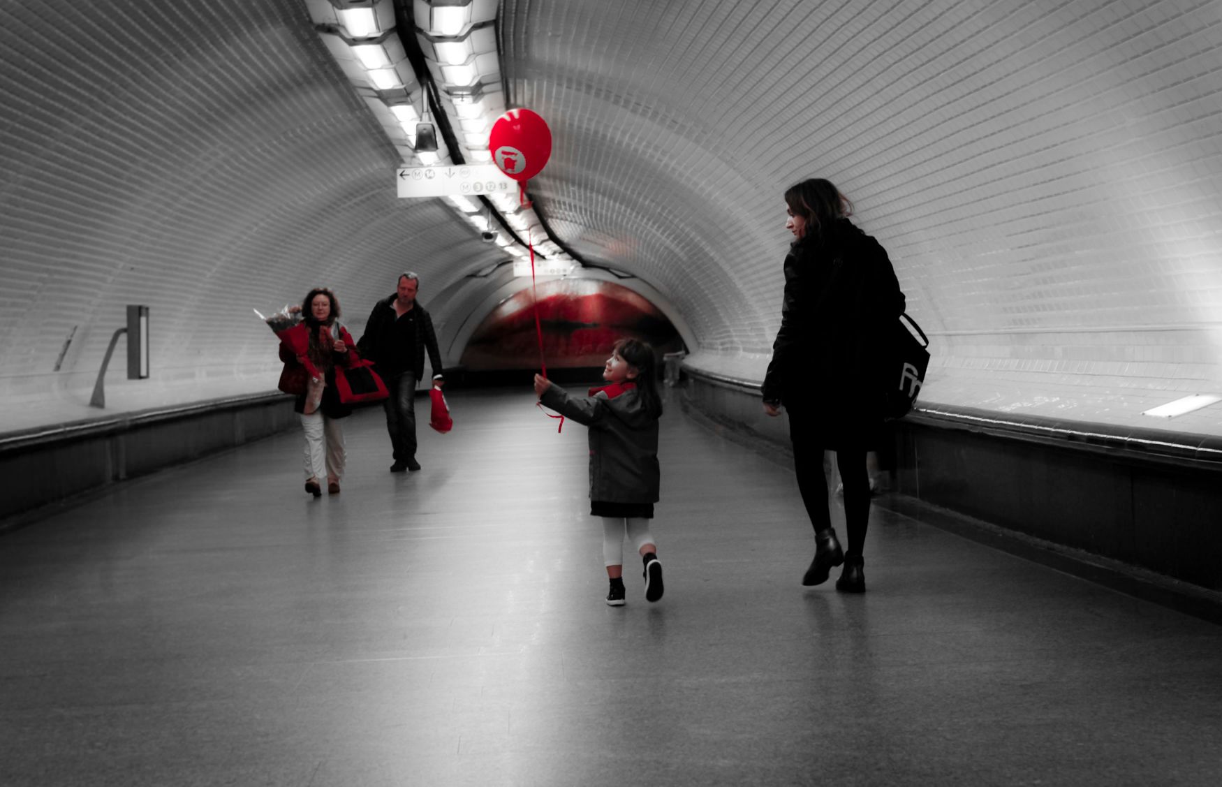 PaoloPhoto 1parisrising_redballoon_8619