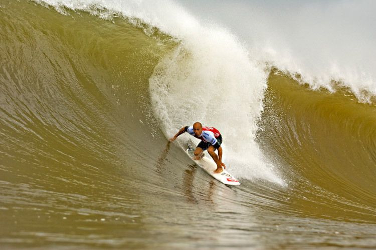 Kelly Slater in the final of the 2008 Pipeline Masters.