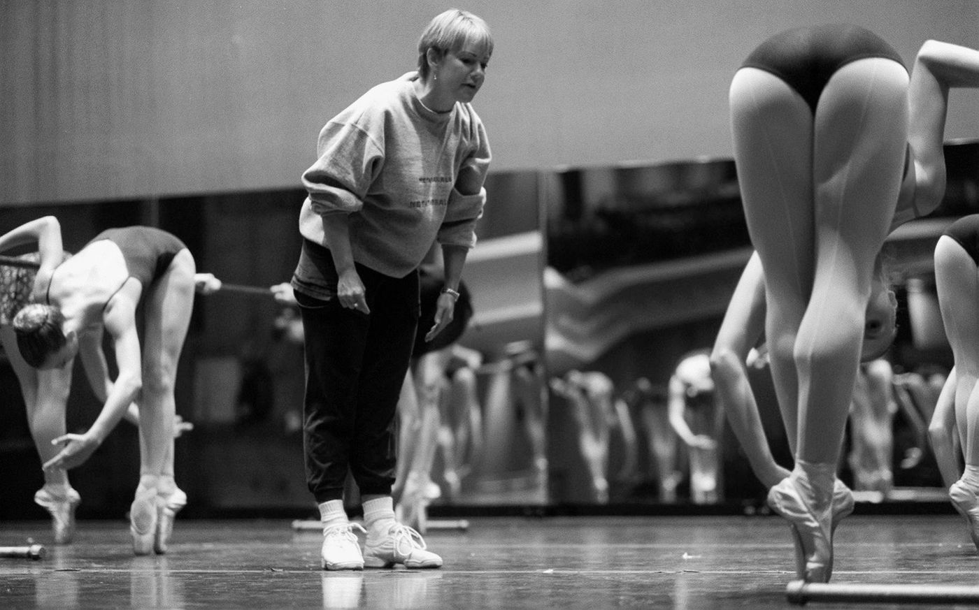 1pe___b_w_to_dance_teacher_w_dancer