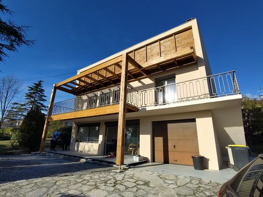 Isolation par l'exterieur en fibre de bois et création d'une pergola bioclimatique en bois Quint Fonsegrives - Chantier finalisé 2023