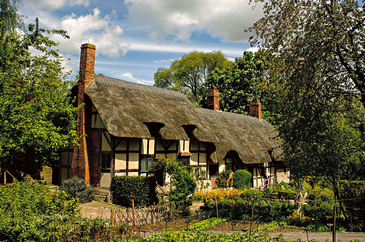 Thatched roof cottage, Stratford-Upon-Avon, England