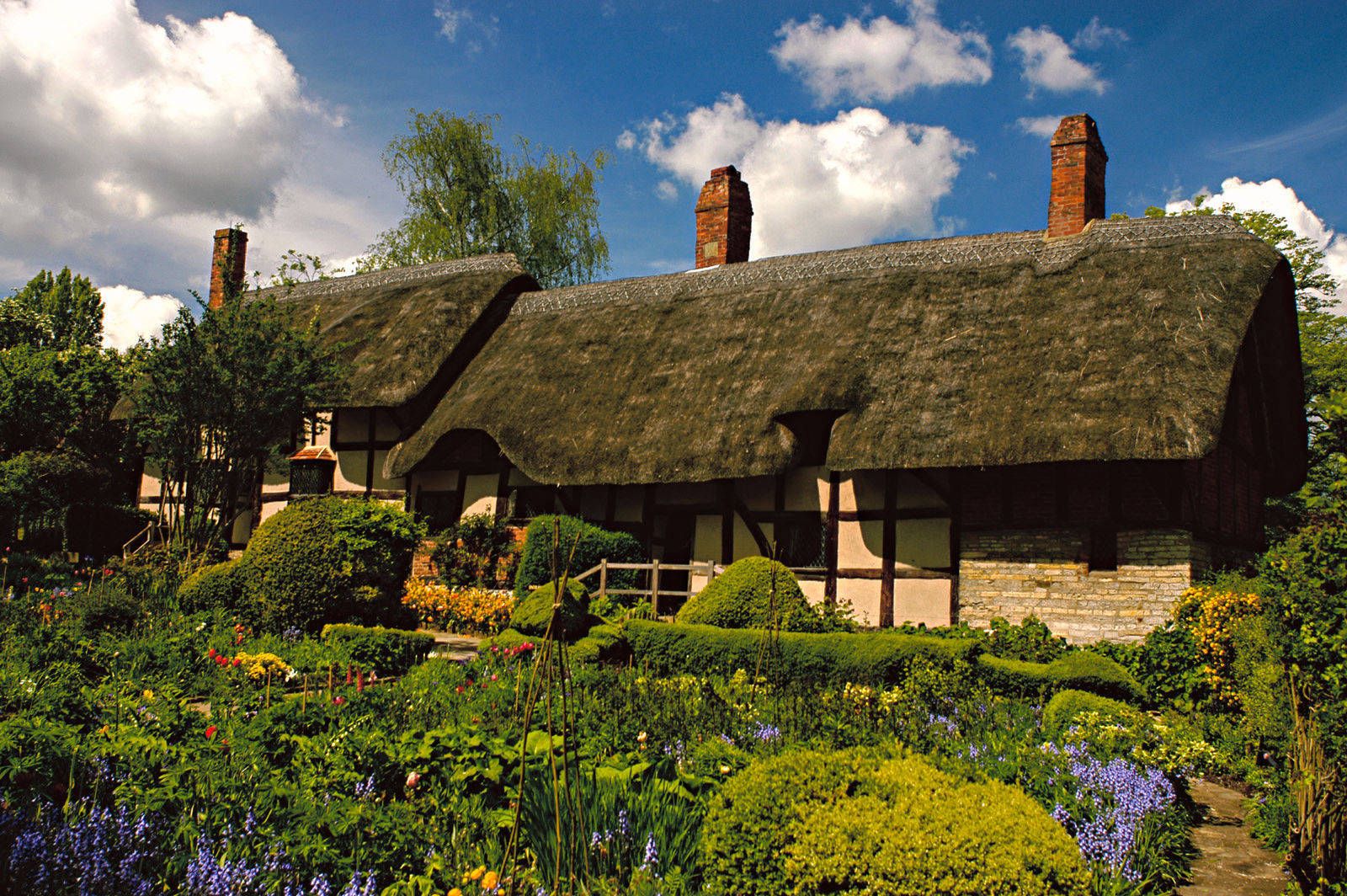 Thatched roof cottage, Stratford-Upon-Avon, England