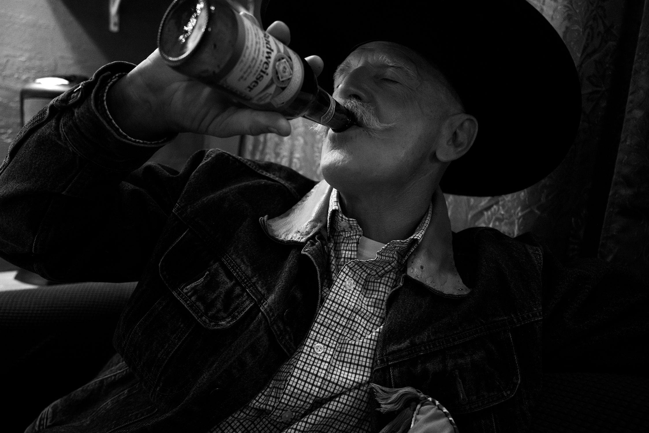 L1000894 STU BROTHEL BEER 01 copy.jpg