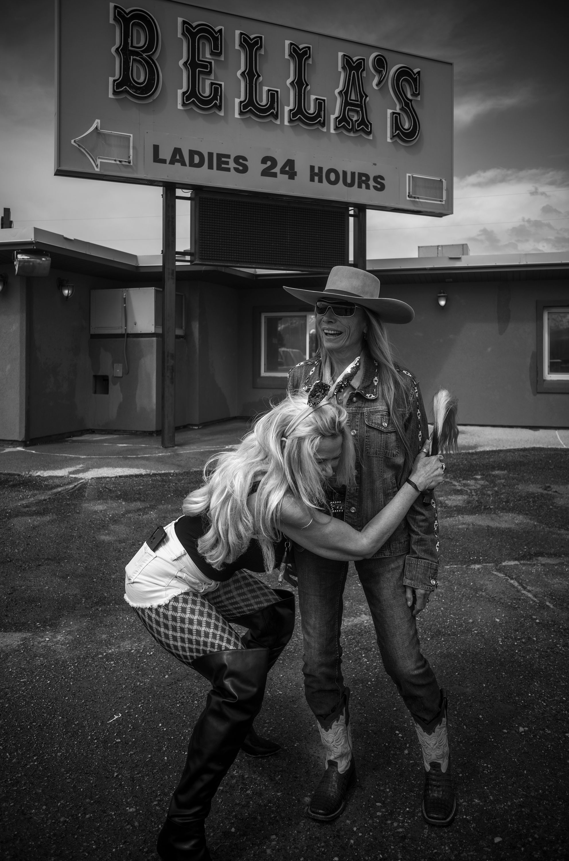 L1007420 BOBBIE BELLA PARKING LOT 01.jpg