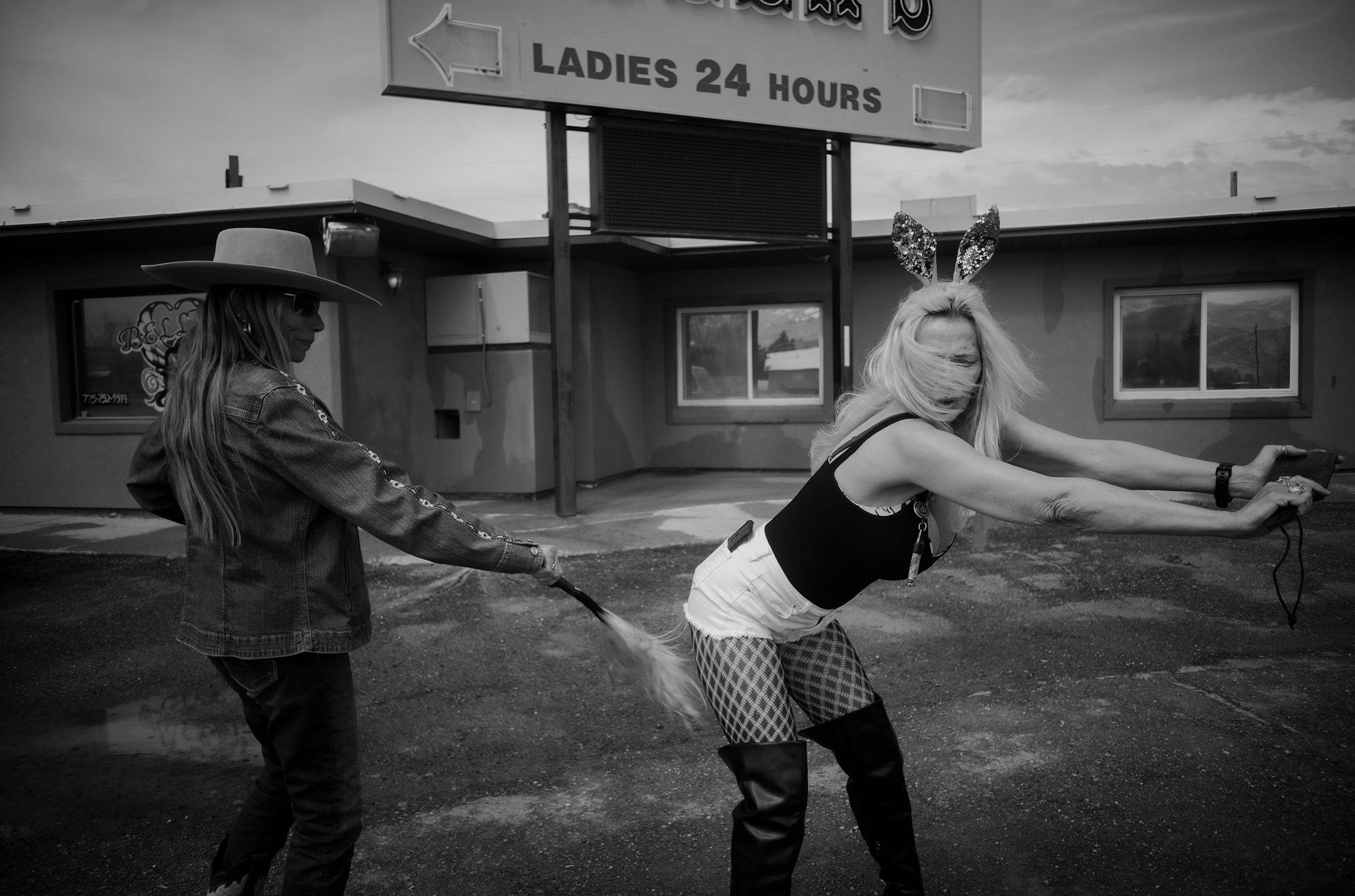 L1007441 BELLA FLOG BOBBIE 01 5x7.jpg