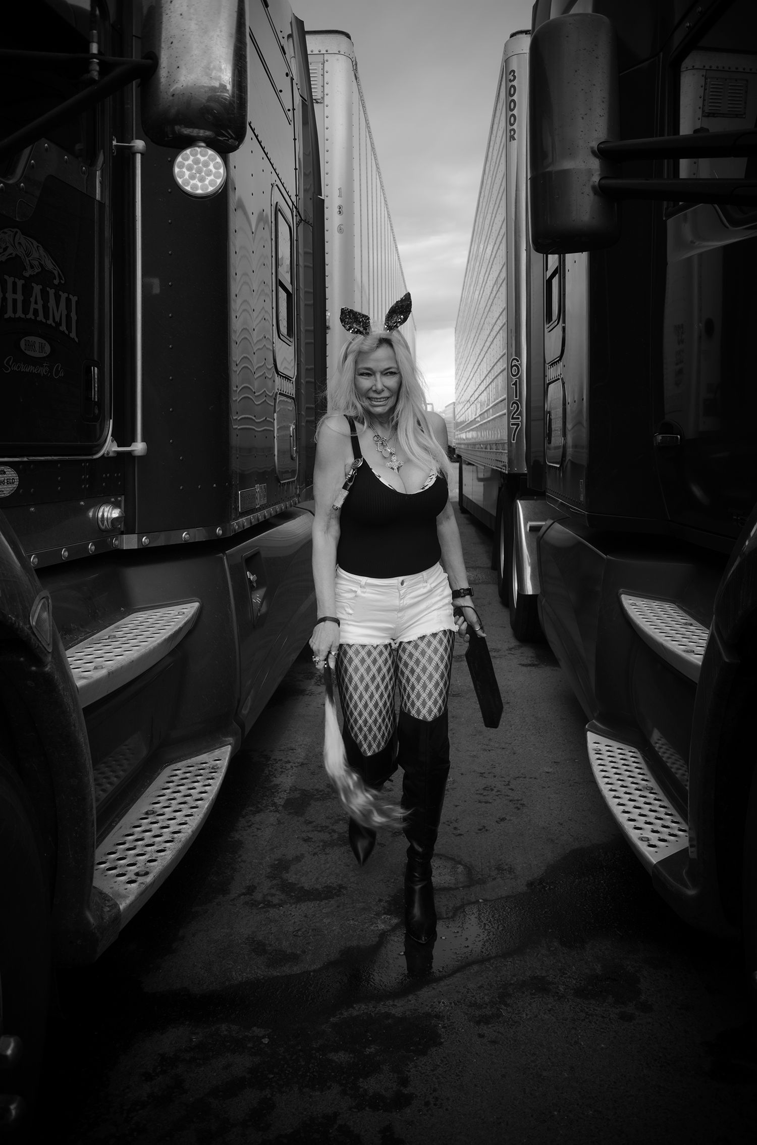 L1007667 BOBBIE BETWEEN TRUCKS 01 5x7.jpg