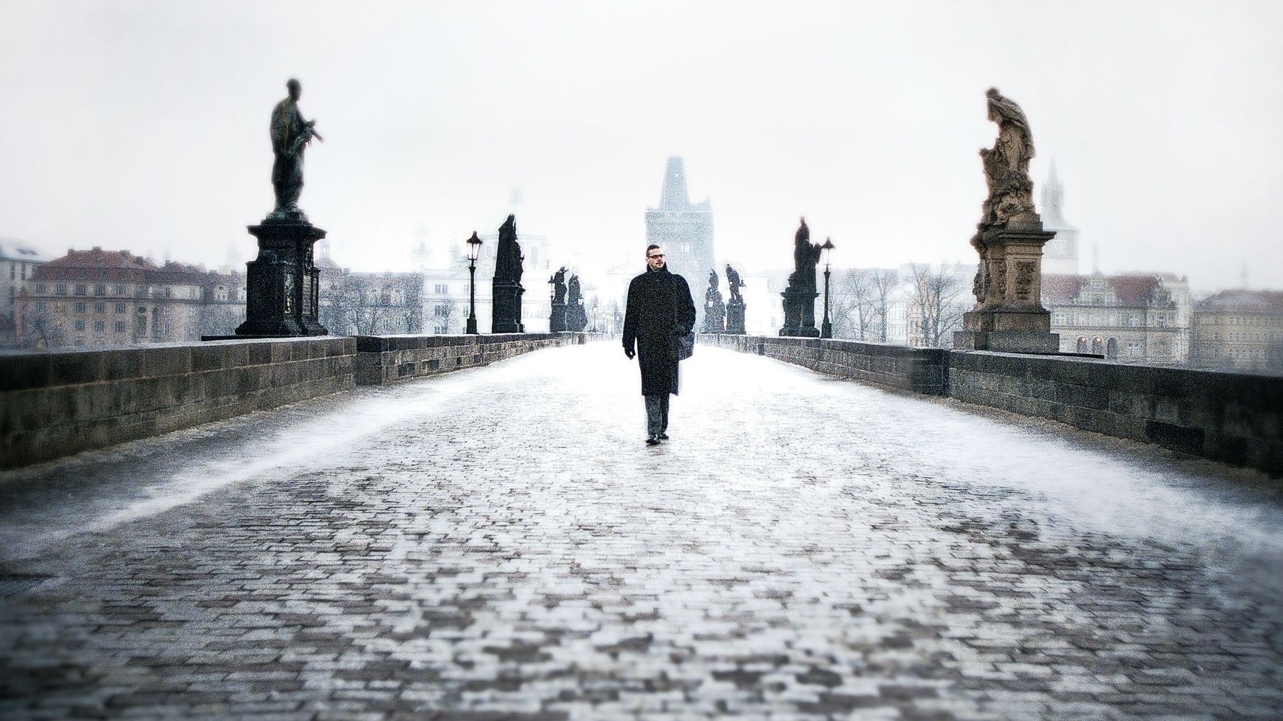 1r20120511_prauge__man_crossing____r1afianl_