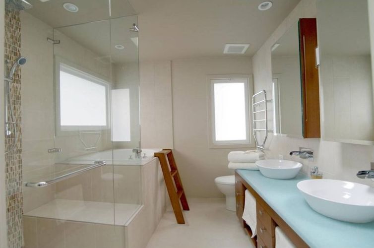 BATHROOM DESIGN Project# 704Flat Cut CherryAvoniteTile