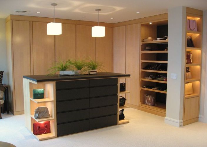 MASTER CLOSET Project# 613Quarter Cut Maple with Integrated PullsUpholstered Leather Top