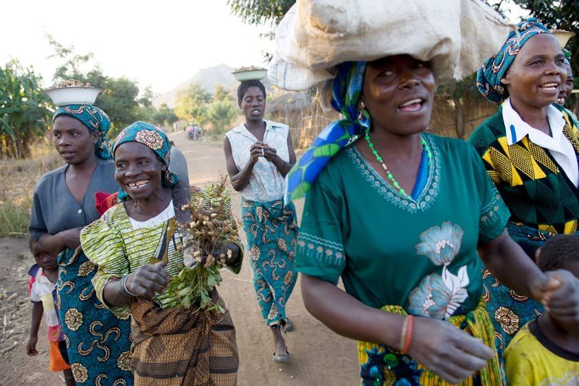 The Namirzi Group sings en route home from their fields. VSL in Action