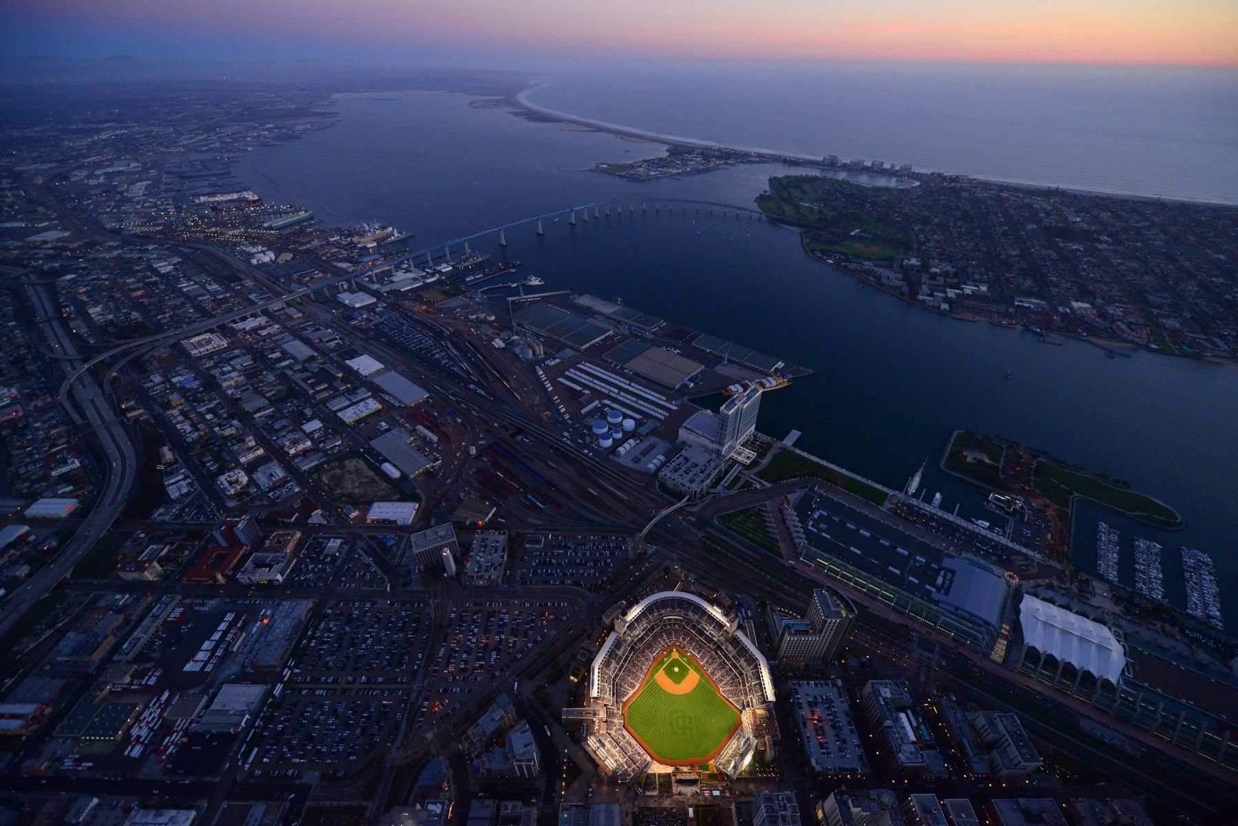 103302014_dodgers_padres_blimp_dm0393