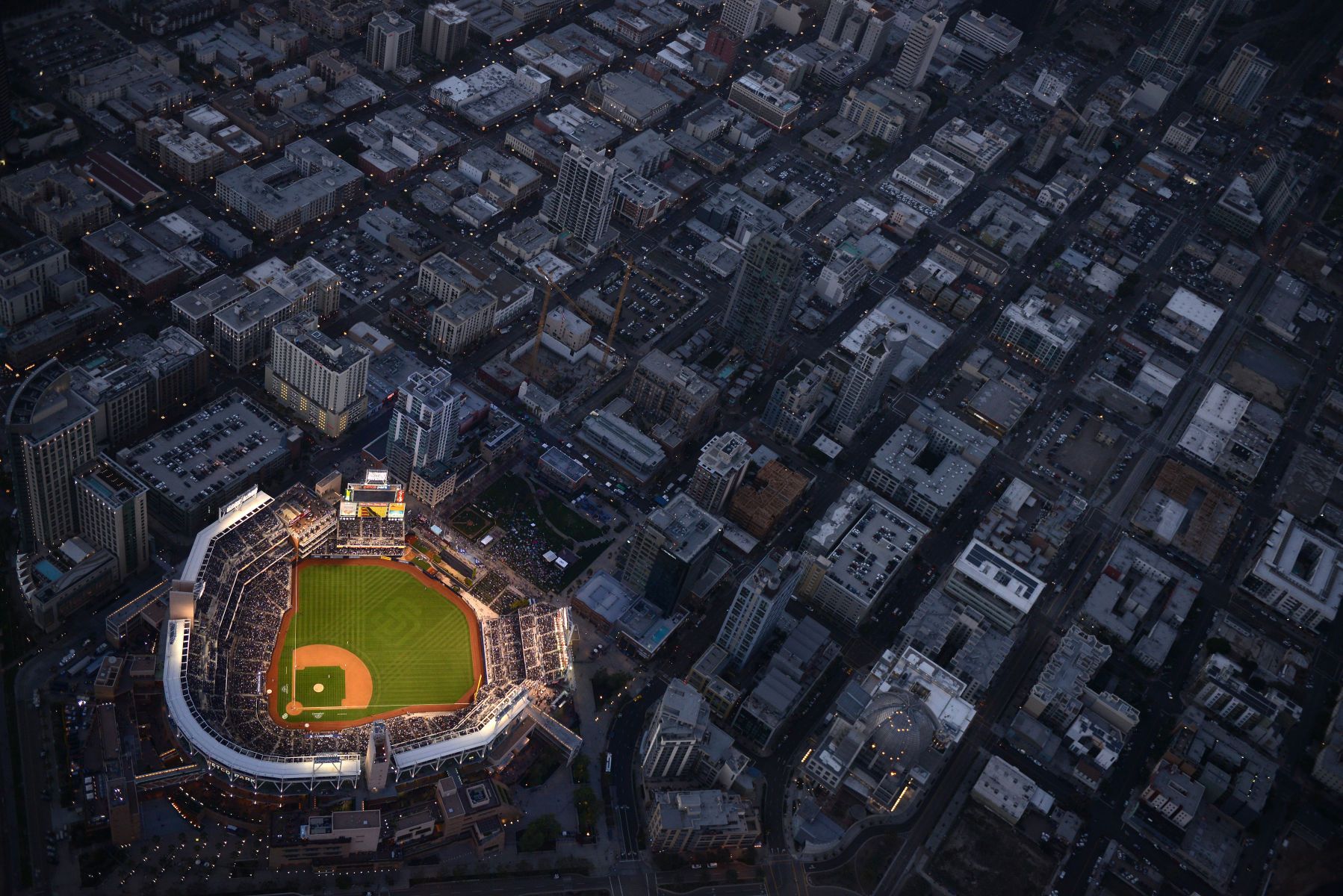 103302014_dodgers_padres_blimp_dm0889