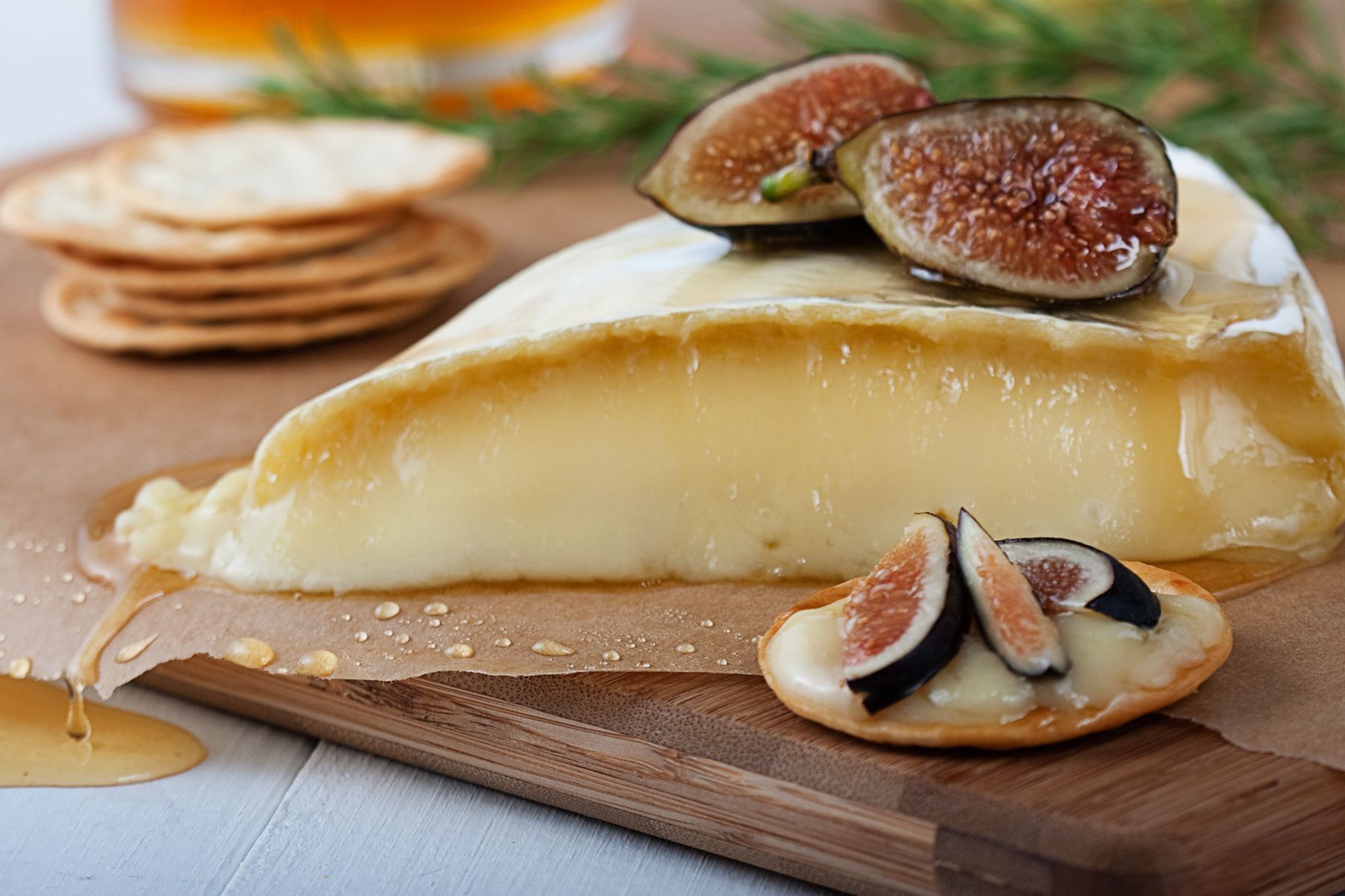 baked brie with figs and rosemary infused honey