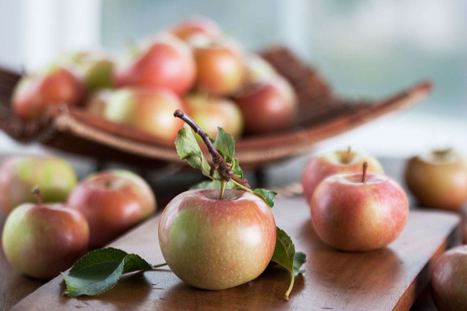 1apples_on_a_cutting_board