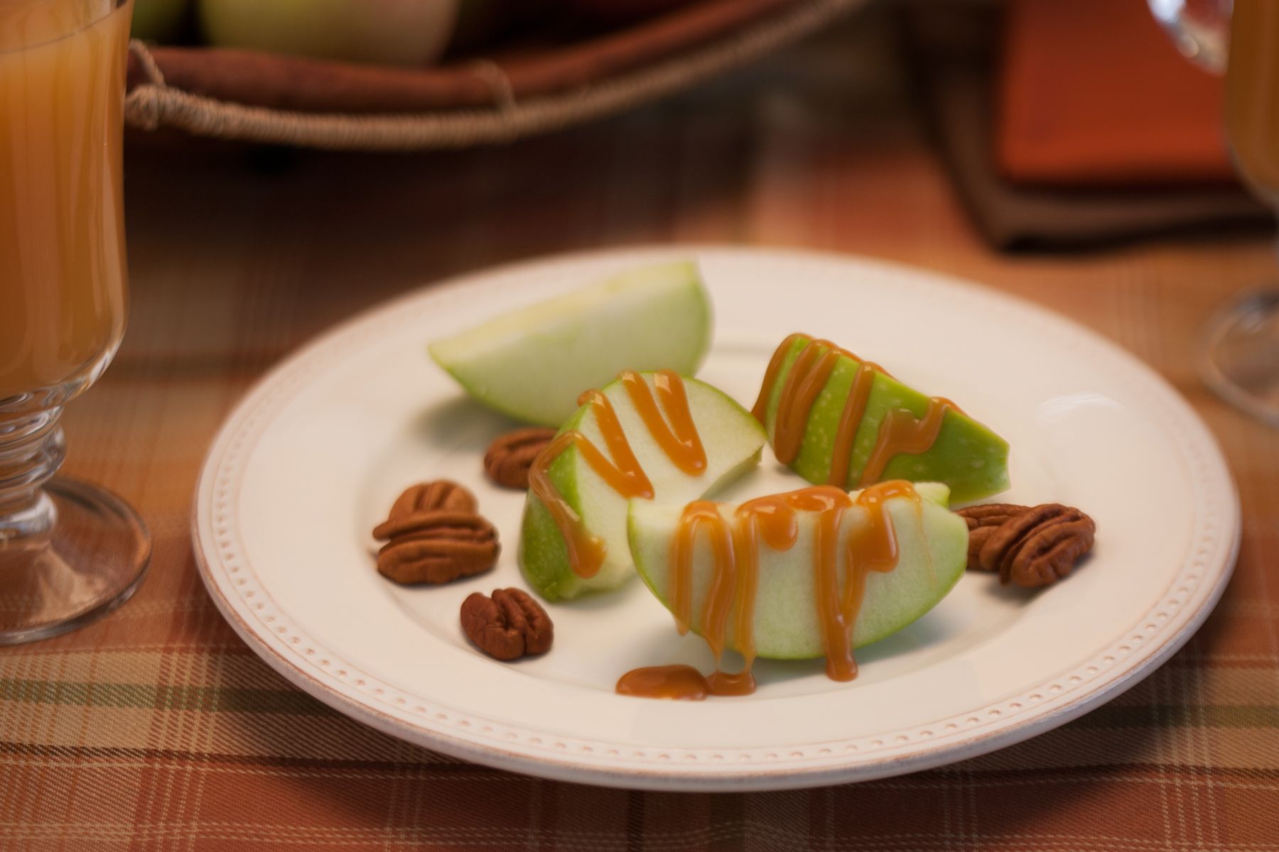 1apples_with_caramel_sauce