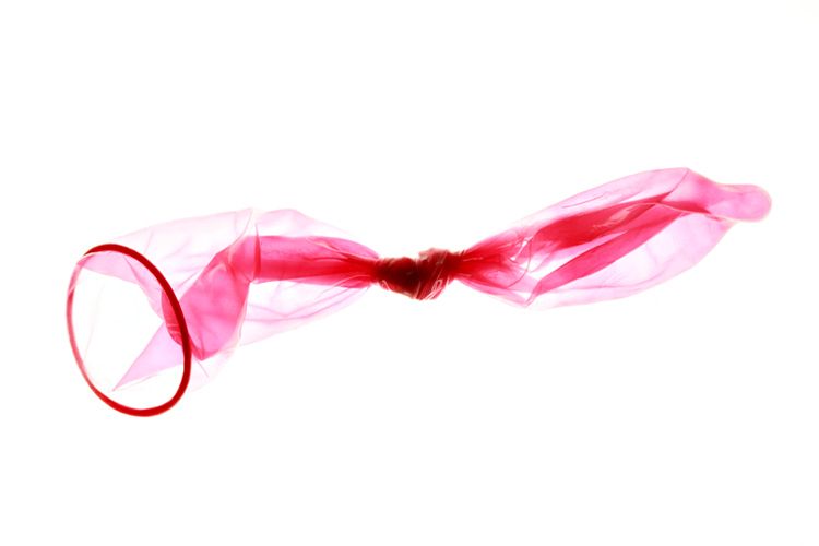1red_knotted_condom.jpg