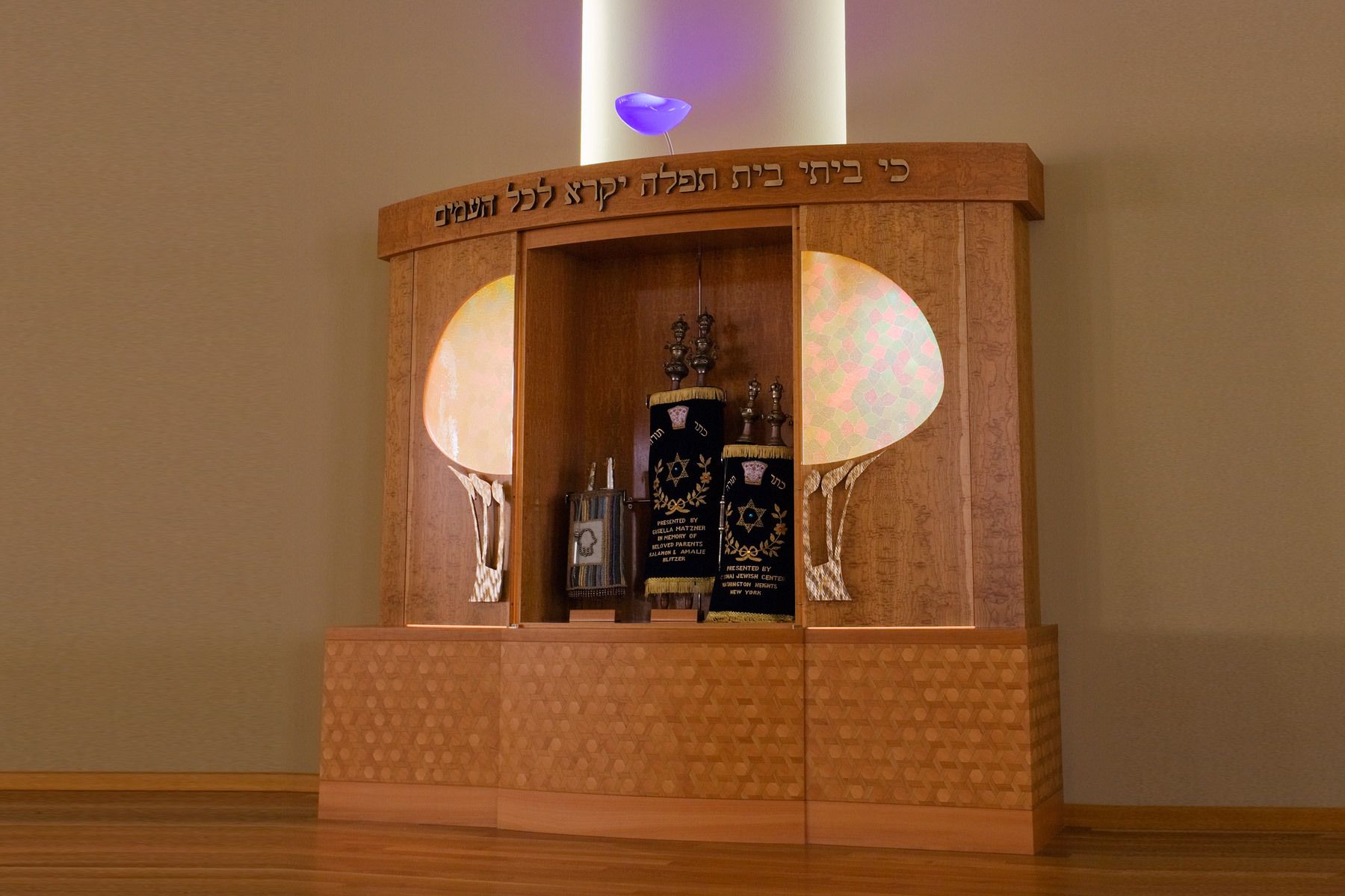 1aaron_levine_contemporary_modern_studio_furniture_maker_temple_bet_hatfiloh_ark_judaica_bima_synagogue_aron_kodesh_ner_tamid_wood_parquetry_detail2.jpg