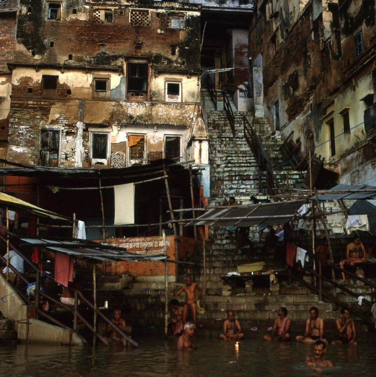 1varanasi_ganges_bathing