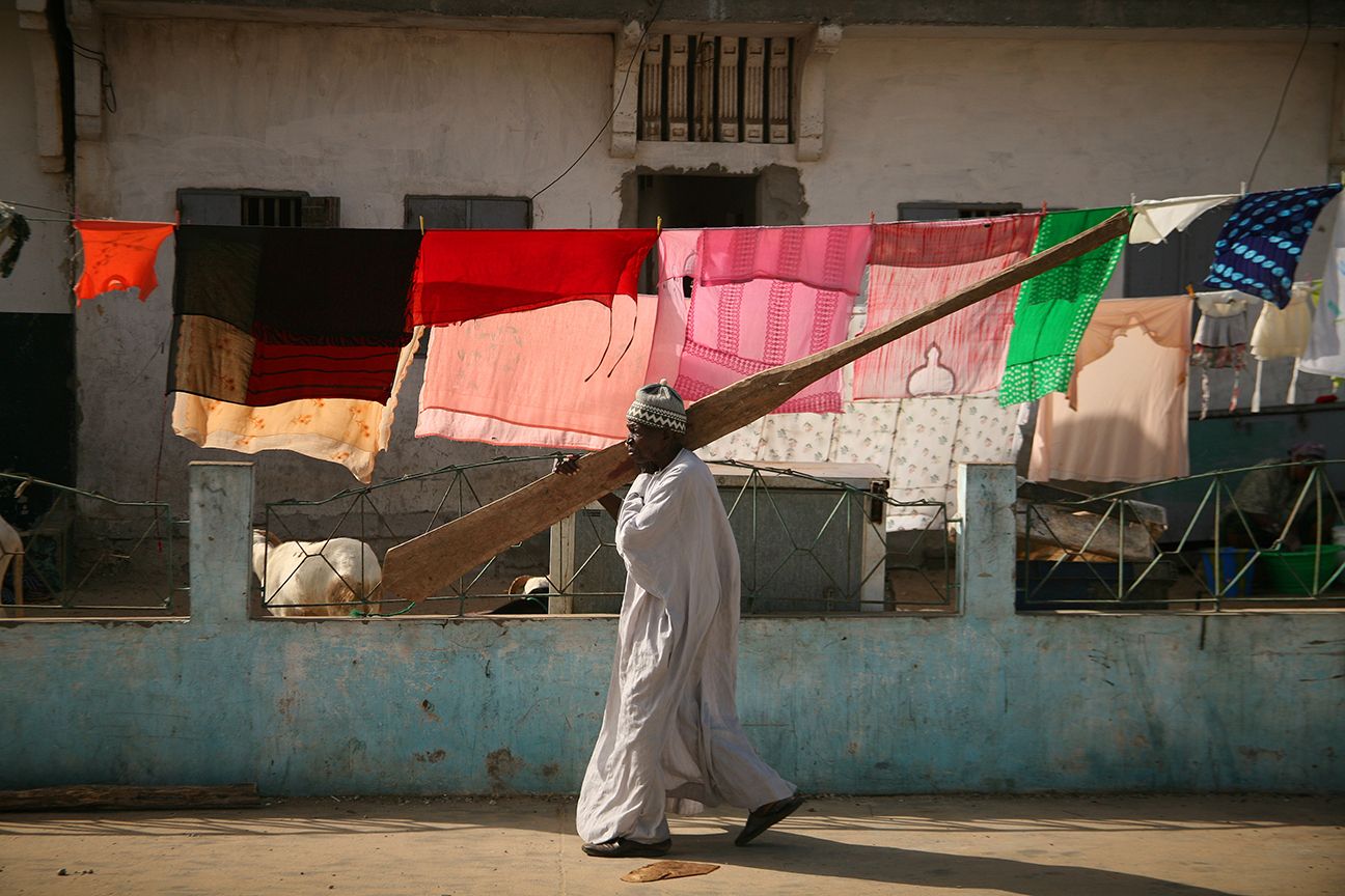 MAN WITH OAR, SENEGAL