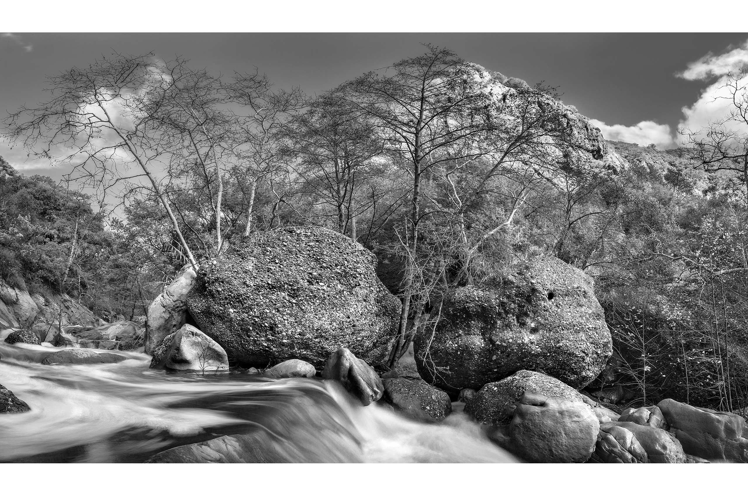 _DS_2785_BALANCING_BOULDERS_Pano_bw.jpg
