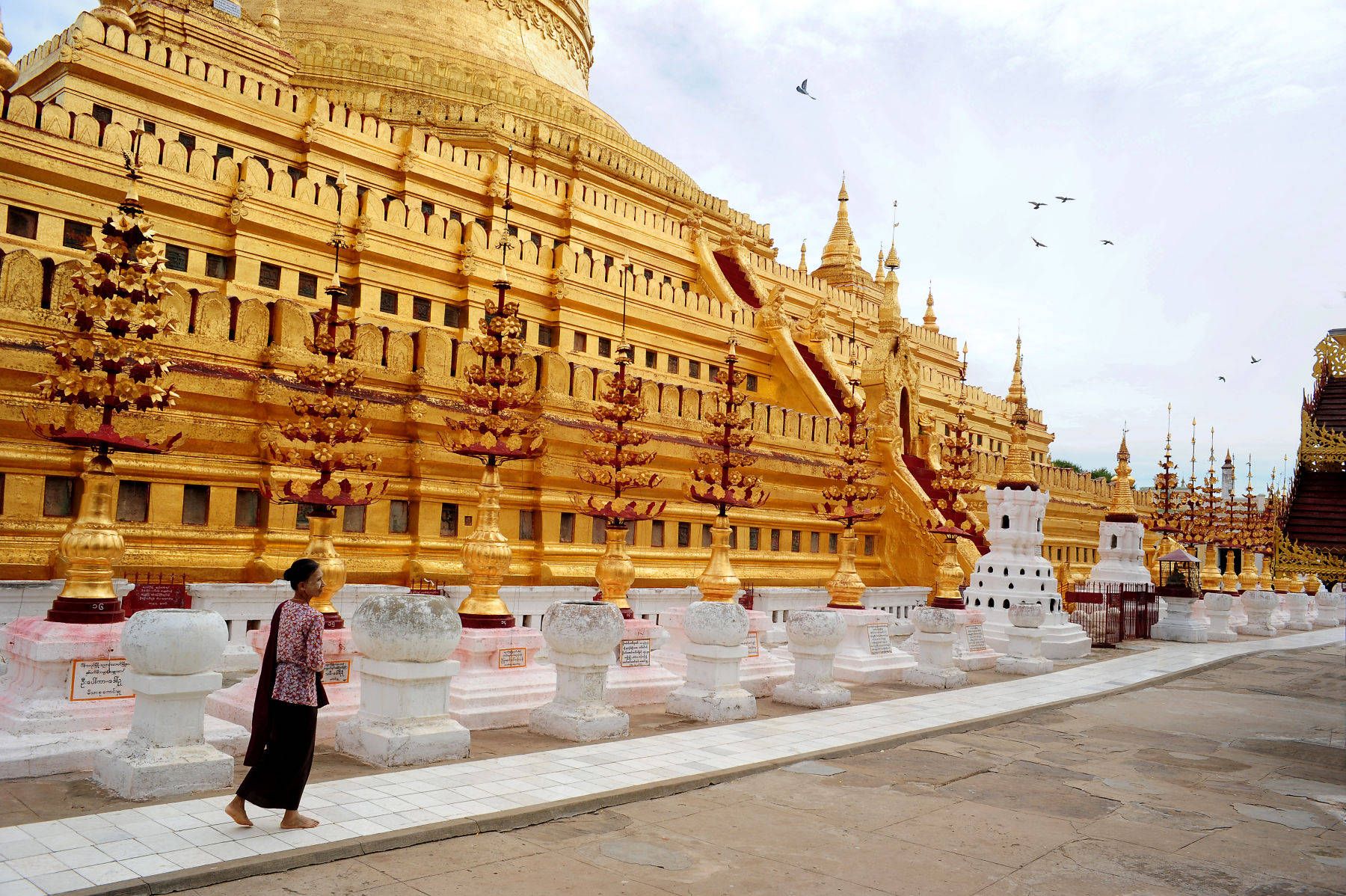 1r9_figure_at_temple_bur_8059