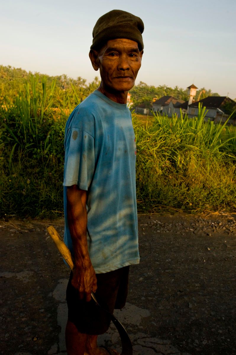 1man_w_sickle_may_7402