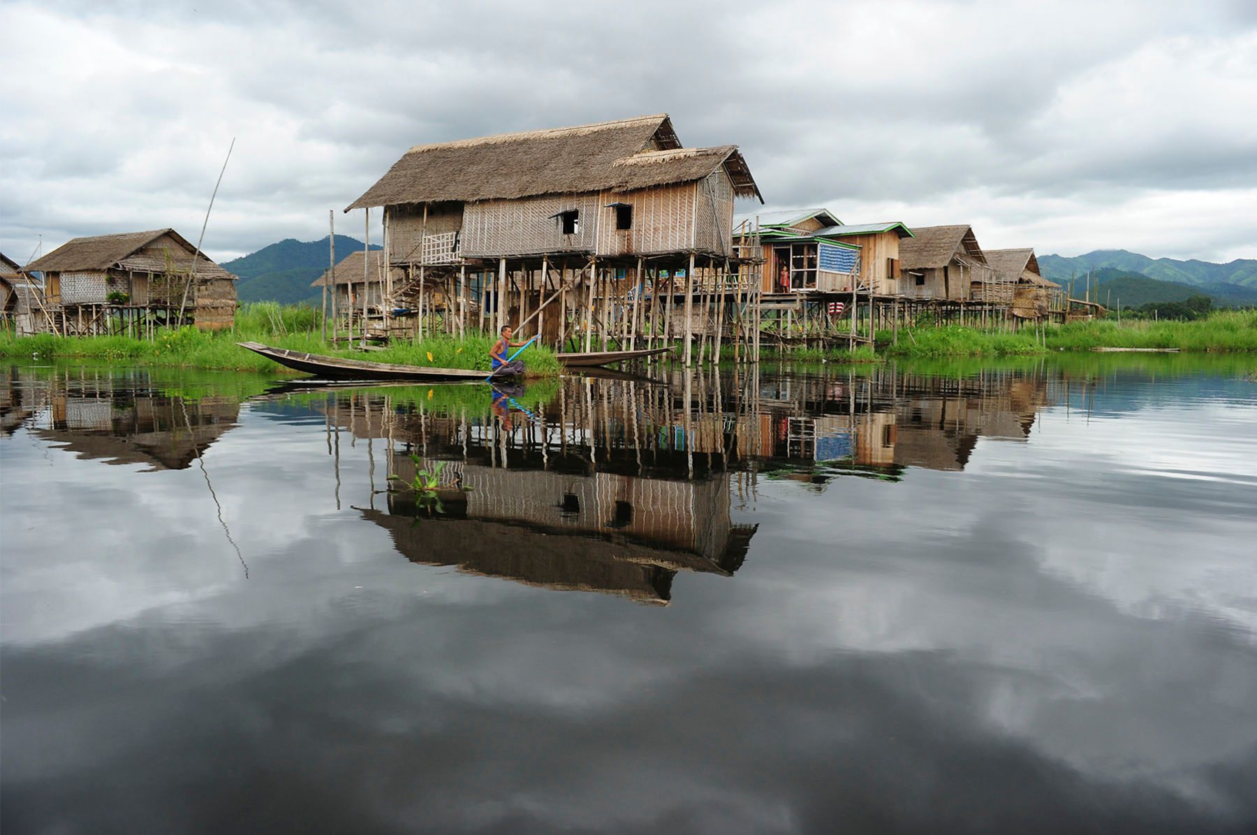 1r20_lb_inle_lake_reflection