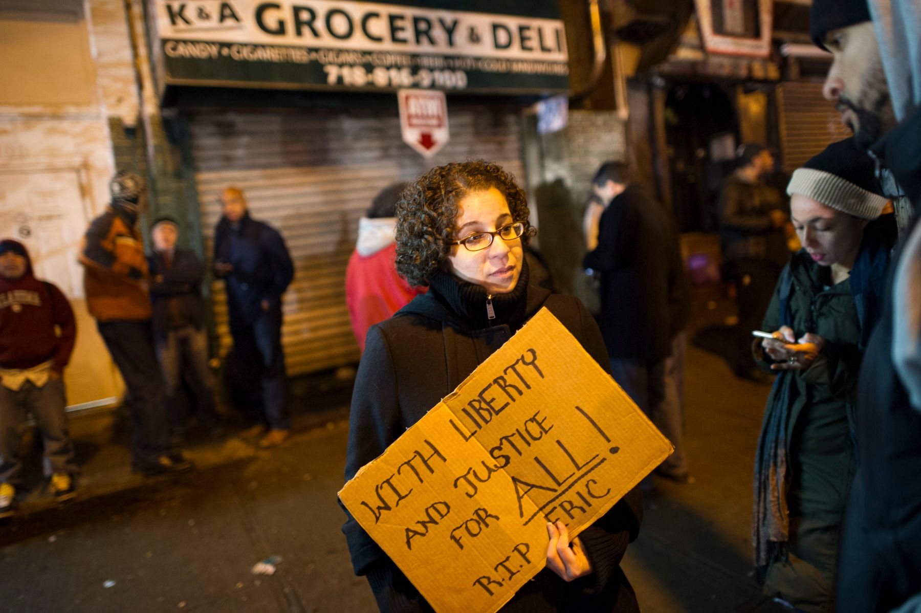 12/03/2014: In Staten Island, people gathered around the Eric Garner Memorial on Bay Street, where Mr Garner was killed. Those who gathered were angry and confused, but the people on Staten seemed to be in a state of more somber reflection, focusing on Mr. Garner and the future without him. 1gjv_3294