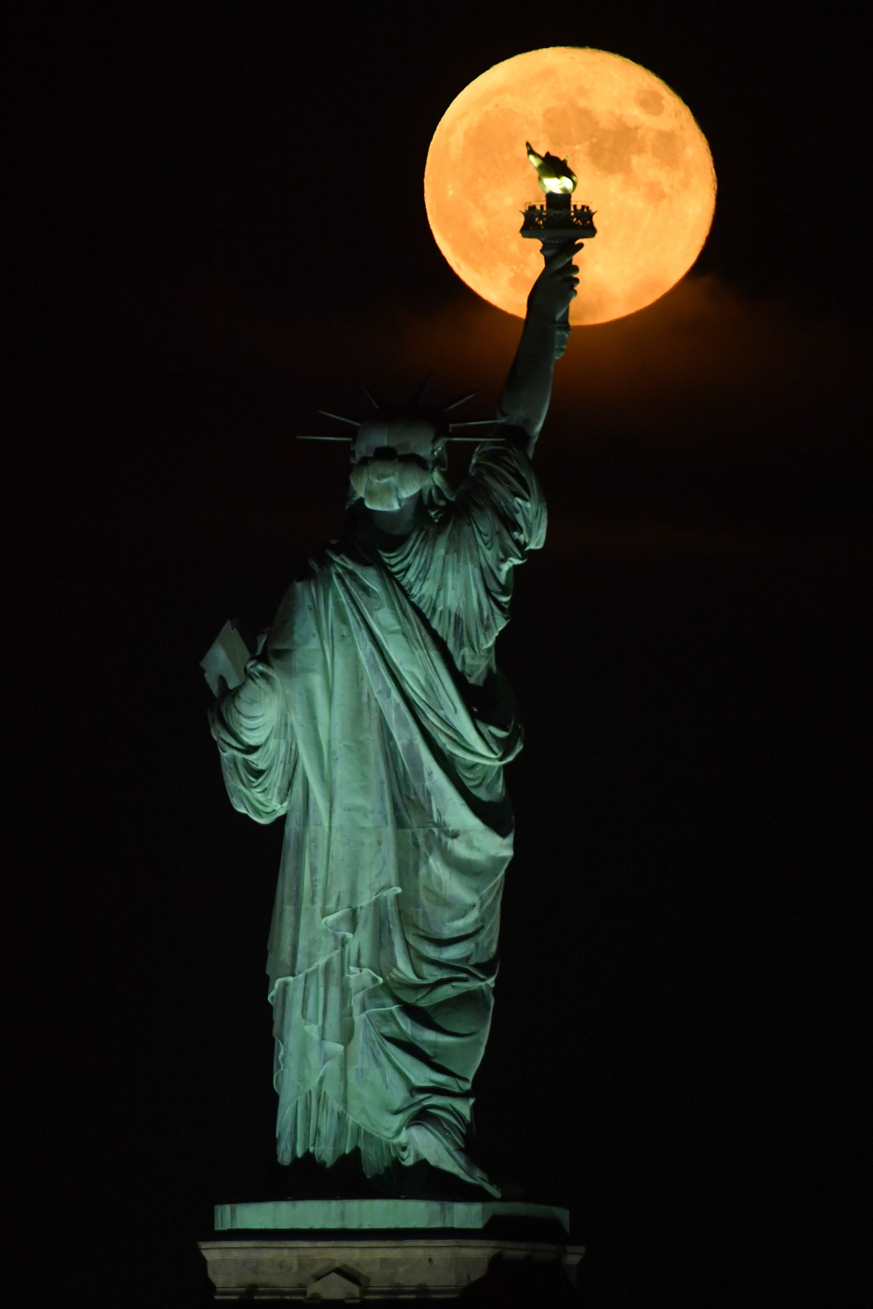 070520 Buck moon over the Statue of Liberty PM129.jpg
