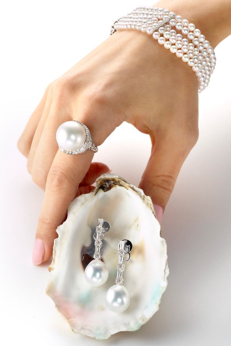 Hand-and-Pearls-RT-4sm.jpg