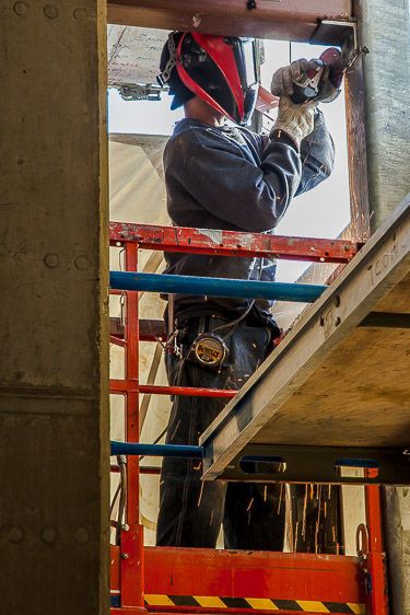 1linda_johnson_photographer_ironworker_grinding_from_bucket_130126_img_9691.jpg