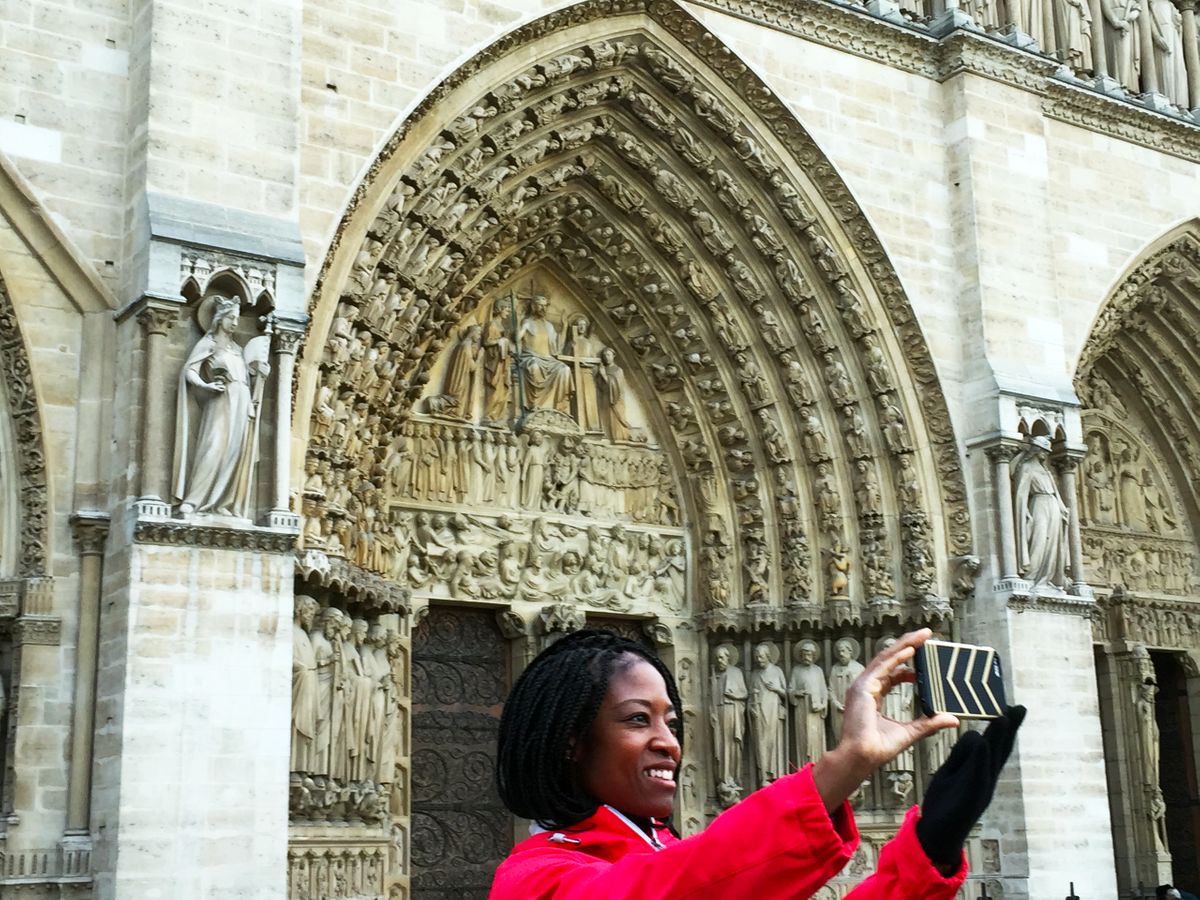 Lori at Notre Dame Paris Livebooks1.jpg