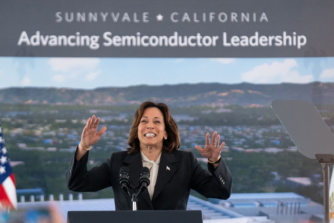vice-president-kamala-harris-visits-applied-materials-in-sunnyvale-002 sm.jpg