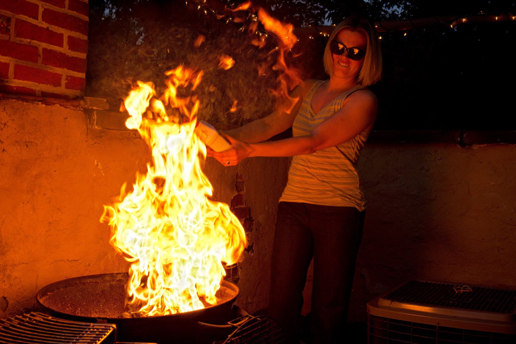 1stefanie_wife_fire_it_up_charcoal_grilling_pizza_lighter_fluid_01_dsc3341