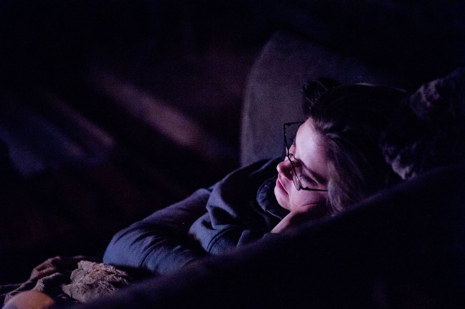 1stefanie_evening_on_couch_tv_light_01_nikon_d4_dsc9418