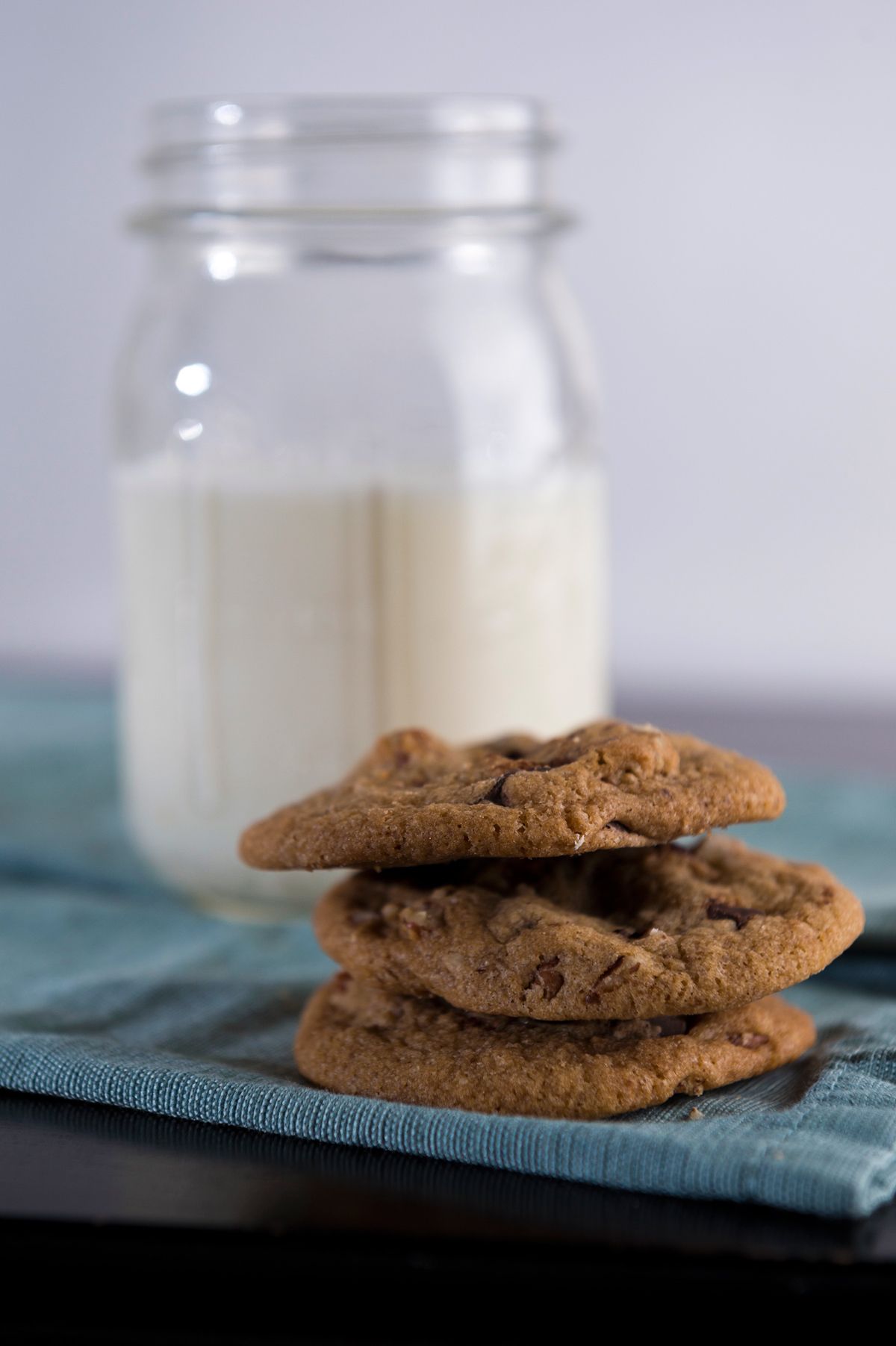 1food_and_drink__chocolate_chip_cookies_ccc_and_milk__nikon_d4_dsc9493
