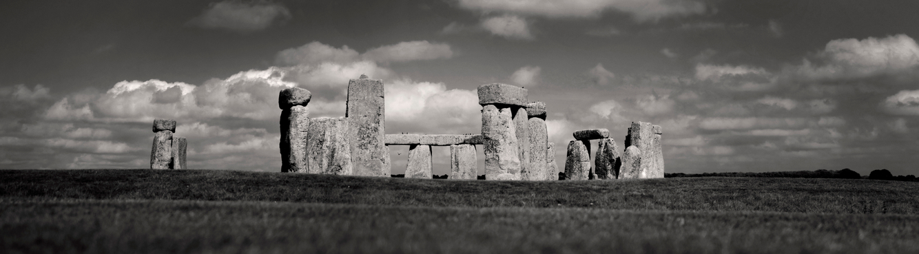 Stonehenge PanoramaBW2.jpg