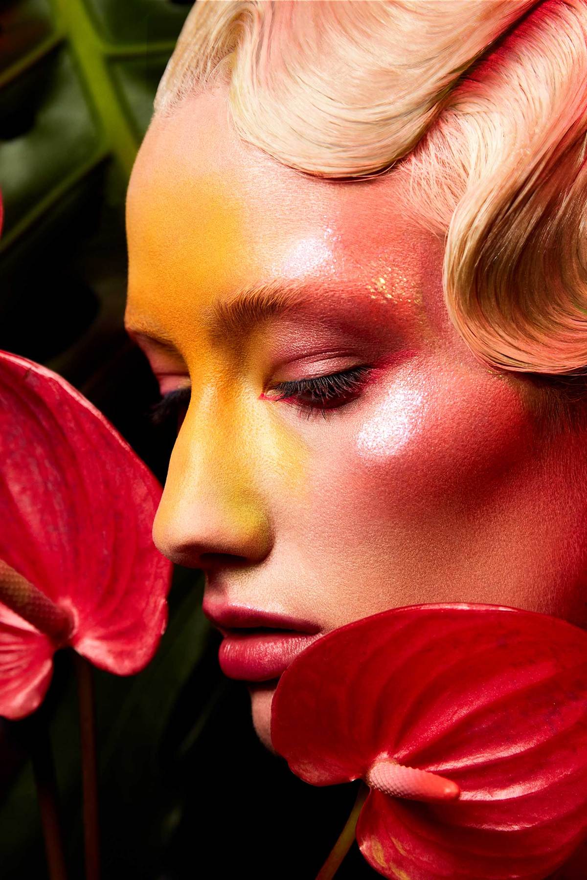 ANTHURIE_MAKEUP_GLITTER_red_lips_yellow_gloss_highlights_party_looks_hair_waves_female_model_blond_Tropical Beauty_2U9A7532_v4 copy 2.jpg