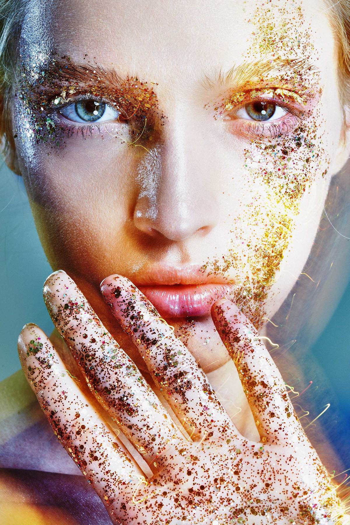 GLITTER MAKE UP ON A WOMAN WITH COLORED LIGHT AND MOVEMENT